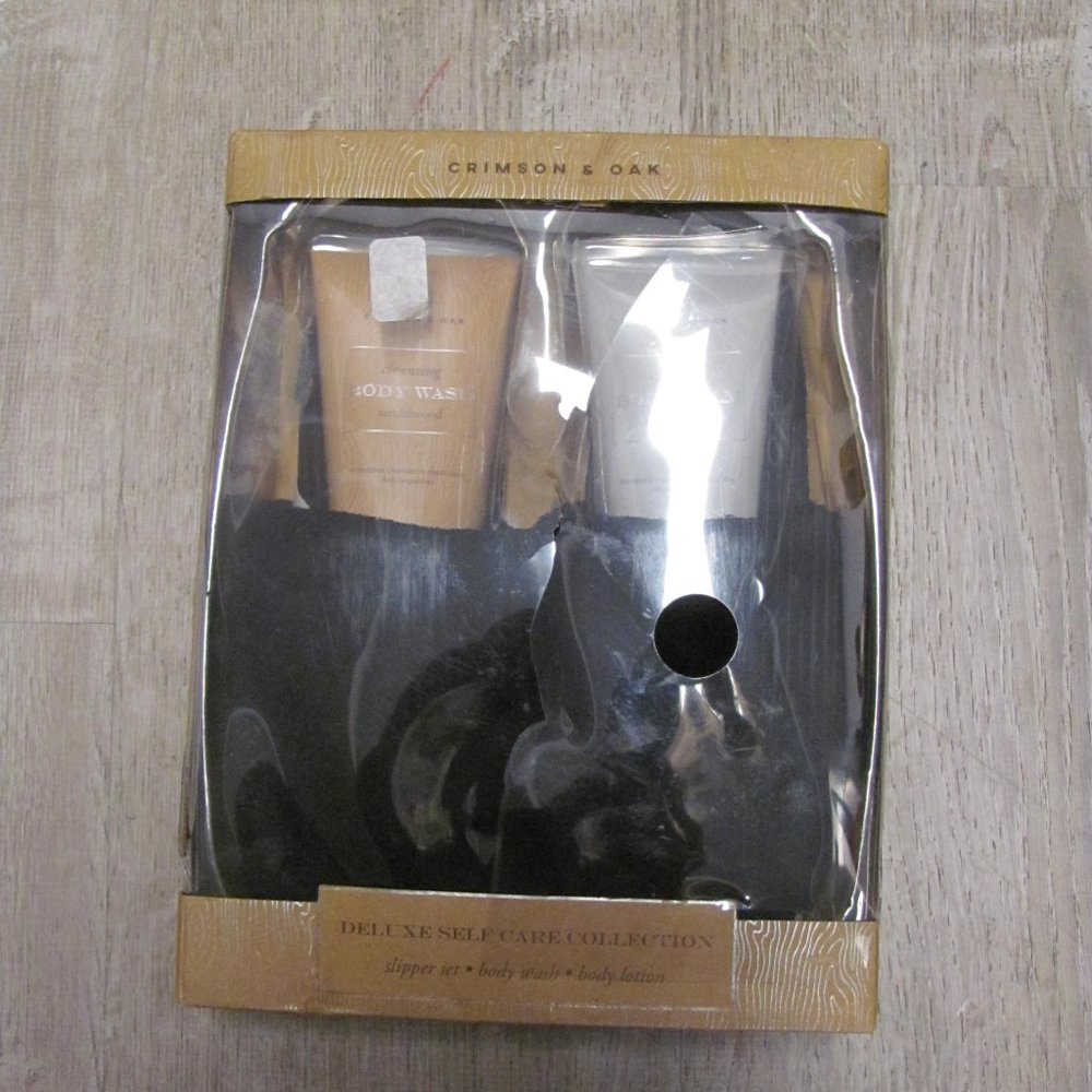 Mens Crimson & Oak Black Slipper Set with Sandalwood Body Wash and Lotion NWT